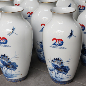 in logo lên bình hoa 